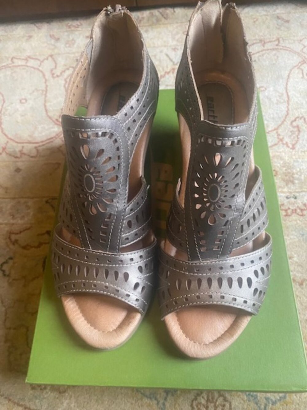 EARTH Crown Platinum Wedge Sandal with box Sz 8